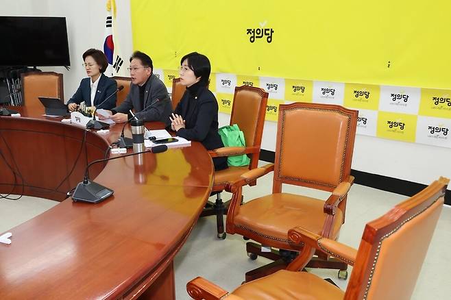 지난달 12일 정의당 의원총회 모습. 신당에 참여하겠다는 류호정 의원의 자리가 비어 있다. 김봉규 선임기자