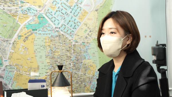 안소정(정인공인중개사무소) 대표가 대학생들이 많이 문의하는 전·월세 매물에 대해 설명하고 있다. 김태훈PD