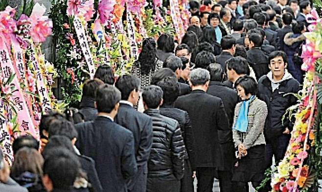 국회에서 열린 출판기념회에 참석자들이 붐비고 있다. 세계일보 자료사진