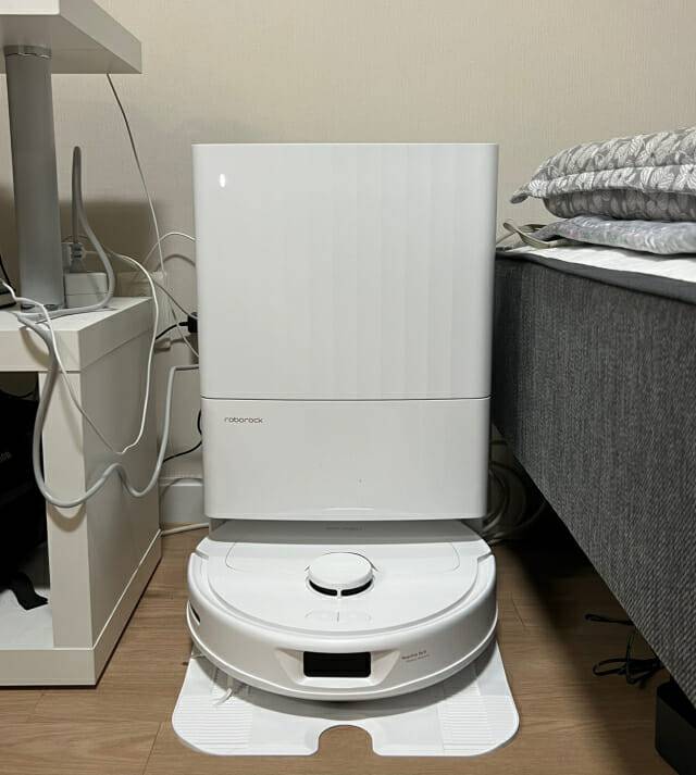 로보락 Q레보 도크. 가로 약 34cm로 좁은 틈에도 설치할 수 있다. (사진=신영빈 기자)