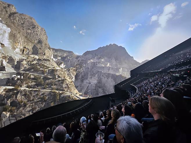스피어 내부 공연장에서 관람객들이 '지구로부터 온 엽서' 다큐멘터리 영화를 보고 있는 모습. /연합뉴스
