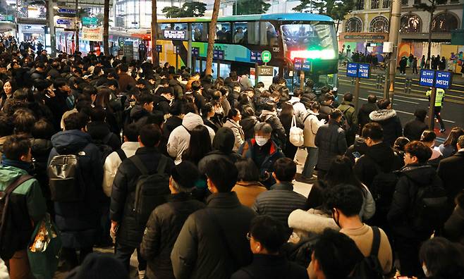 지난 4일 오후 서울 명동에서 시민들이 퇴근을 하기 위해 버스를 기다리고 있다. 연합뉴스