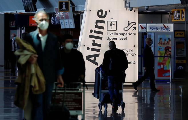이탈리아 로마 피우미치노 공항에서 승객들이 짐을 끌고 이동하고 있다. /로이터 연합뉴스