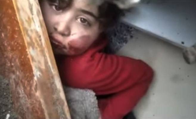7일(현지시각) 지진으로 붕괴된 건물더미 속에서 온몸이 갖힌 시리아 어린 소년이 눈을 깜박거리며 구조를 기다리고 있다/The telegraph.