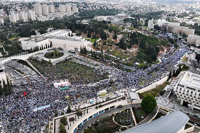 27일(현지 시각) 이스라엘 의회 앞에 베냐민 네타냐후 총리의 '사법 장악'에 반대하는 시위대 수만명이 몰렸다. /AP 연합뉴스
