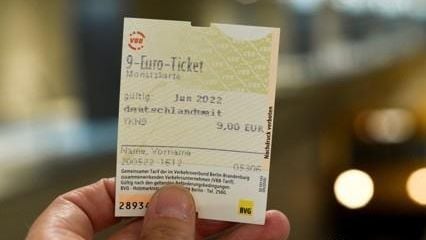 독일 정부가 지난해 선보인 '9유로 티켓'. 올해는 한달 49유로에 독일 전역의 근거리 대중교통을 이용할 수 있는 티켓을 판매한다. / 로이터 연합뉴스