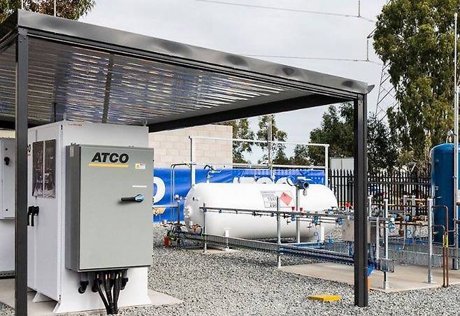 호주 콕번시 ‘수소 혼합 프로젝트’ 현장에 설치된 수소 저장 장치. 재생에너지로 생산한 ‘그린 수소’를 천연가스와 섞어 향후 이 일대 2700여 가구에 제공하는 역할을 한다. /ATCO