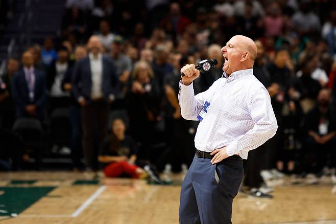 미국 프로농수(NBA) 로스앤젤레스(LA) 클리퍼스 구단주인 스티브 발머가 2022년 10월 경기에 앞서 관중들에게 인사하고 있다.