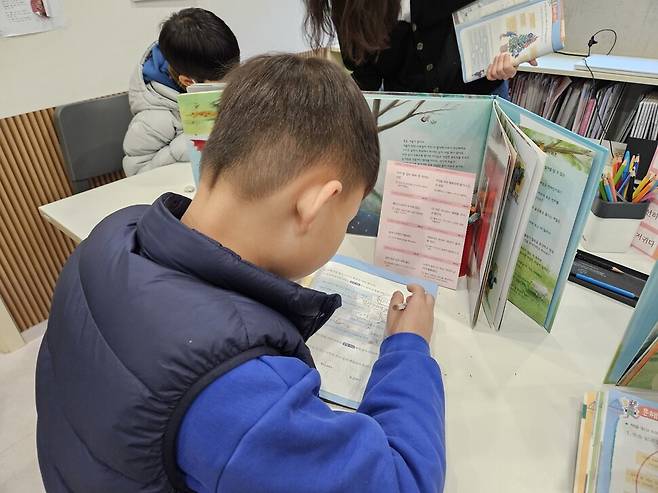 지난달 19일 서울 용산구의 한 문해력 학원에서 초등학교 2학년 학생들이 수업을 듣고 있다. 김채운 기자