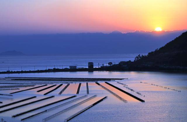 부산 가덕도 앞바다 위로 구름을 뚫고 나온 새해 첫 해가 얼굴을 내밀고 있다.