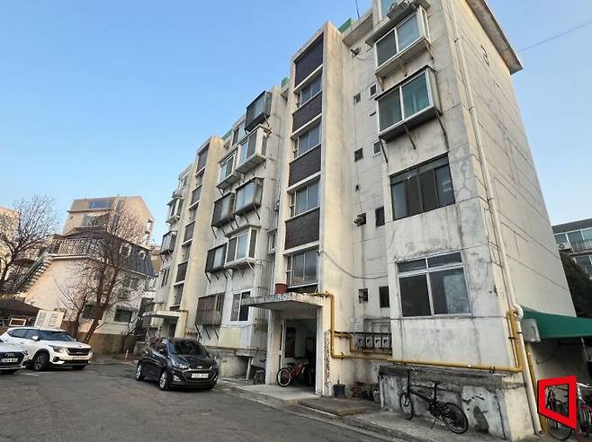 1970년에 준공된 서울 마포구 연남동 244-16 일원 새마을 아파트 모습.