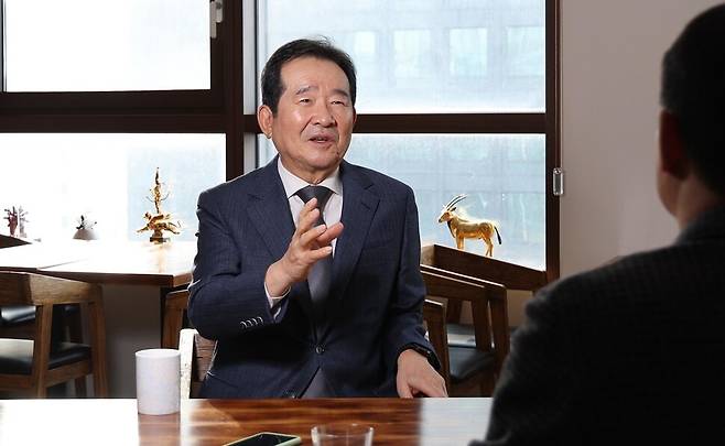 정세균 전 국무총리가 5일 오전 서울 종로에 있는 자신의 싱크탱크 ‘국민시대’ 사무실에서 <한겨레>와 인터뷰 하고 있다. 김봉규 선임기자 bong9@hani.co.kr