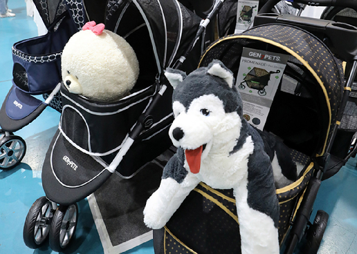 반려동물 박람회 한 부스에 강아지 유모차가 전시되어 있다. [사진=뉴시스]
