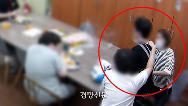 인천의 장애인 복지시설 직원들이 장애인에게 강제로 취식을 시키는 영상이 담긴 CCTV 화면. SBS 8뉴스 캡처