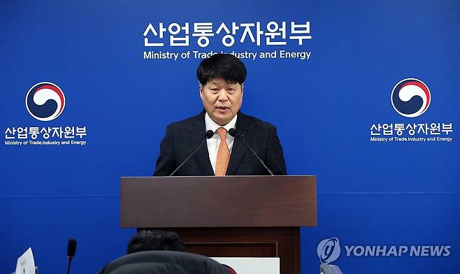 2023 외국인직접투자 역대 최대 실적 달성 (세종=연합뉴스) 배재만 기자 = 박덕열 산업통상자원부 투자정책관이 4일 오전 정부세종청사 산업통상자원부 기자실에서 지난해 외국인직접투자가 전년 대비 7.5% 증가한 327.2억 달러를 기록하며 역대 최대 실적을 경신했다고 밝히고 있다. 2024.1.4 scoop@yna.co.kr