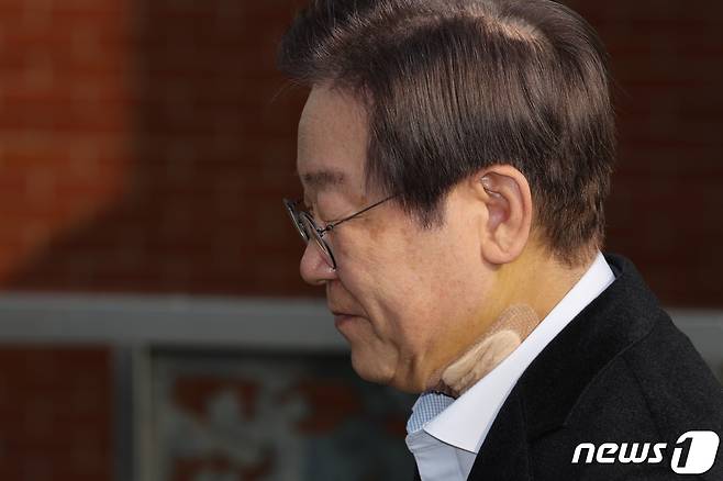 흉기 피습을 당했던 이재명 더불어민주당 대표가 10일 오전 서울 종로구 연건동 서울대학교병원에서 퇴원하고 있다. 이 대표는 지난 2일 부산 강서구 가덕도 신공항 부지 현장을 방문한 뒤 지지자들과 만나던 중 '내가 이재명'이란 왕관을 쓴 김모씨(67)에게 흉기 습격을 당했다. 피습 8일 만에 퇴원한 이 대표는 당장 당무에 복귀하지 않고 자택에서 치료를 이어갈 예정이다. 2024.1.10/뉴스1 ⓒ News1 박정호 기자