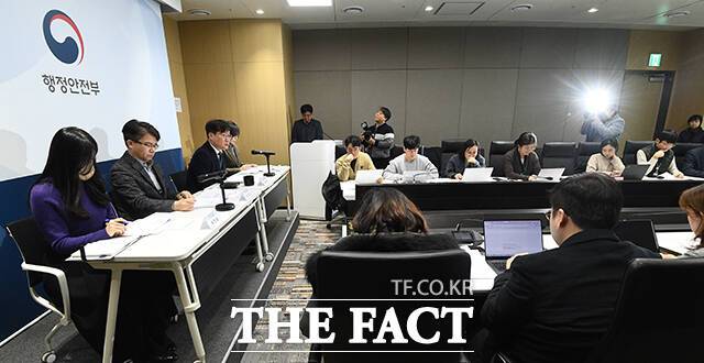 여중협 행정안전부 자치분권국장(왼쪽 세 번째)이 9일 오전 세종시 정부세종청사에서 2023년말 기준 주민등록 인구통계를 설명하고 있다. /세종=이동률 기자