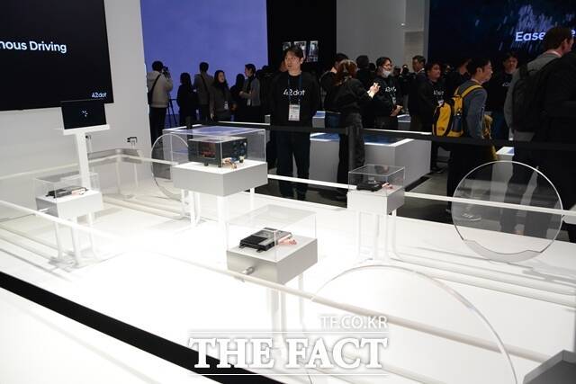 현대차가 9일(현지시간) 미국 라스베이거스 컨벤션센터(LVCC) 웨스트홀에서 개최된 '국제전자제품박람회 2024(CES 2024)' 전시관에서 포티투닷과 협업해 소프트웨어 전환을 위한 다양한 기술을 소개했다. /라스베이거스=김태환 기자