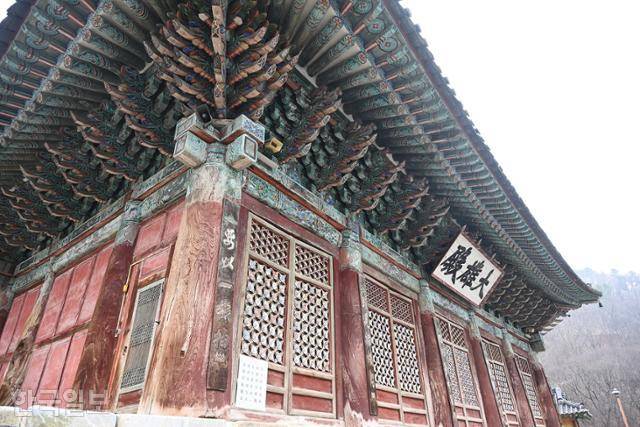 쌍계사 대웅전. 나무를 덧대 보수한 기둥과 빛바랜 꽃 창살에서 고찰의 풍모를 엿볼 수 있다.