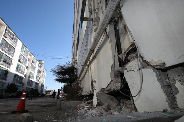 지진으로 외부 벽체가 파손된 경북 포항시 흥해읍의 한 아파트 모습. 포항=연합뉴스