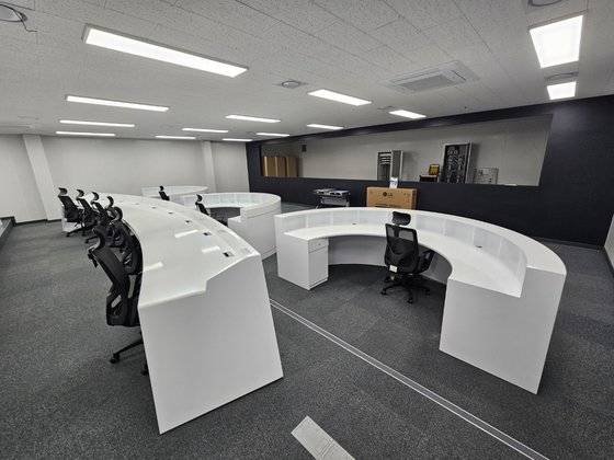 경기 연천 한 전방사단에 지어진 AI 경계센터(가칭) 내부 모습. 비디오 월 앞 좌석에 앉을 3명은 각각 3㎞씩의 경계 구간을 맡는다. 비디오 월과 좌석 사이에는 영상분석서버 등 AI 장치가 놓여있다. 사진 국방부