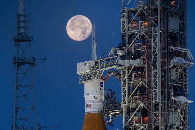 사진은 2022년 6월 14일 NASA 케네디 우주센터의 아르테미스 대형 로켓 우주발사시스템(SLS)과 오리온 우주선 뒤로 보름달이 뜬 모습 /사진=NASA