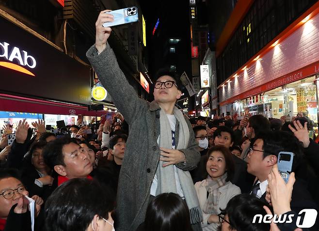 한동훈 국민의힘 비상대책위원장이 10일 오후 부산 중구 남포동 비프(BIFF) 광장을 찾아 지지자들과 셀카를 찍고 있다. 2024.1.10/뉴스1 ⓒ News1 윤일지 기자