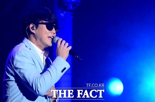 성시경 하면 5번째 정규 타이틀곡 '거리에서'를 빼놓을 수 없다. 성시경 특유의 미성과 기교, 가성이 어우러진 노래다. '발라드 황태자'의 별칭을 듣게 된 계기가 된 곡이기도 하다. 성시경 콘서트 장면. /더팩트 DB