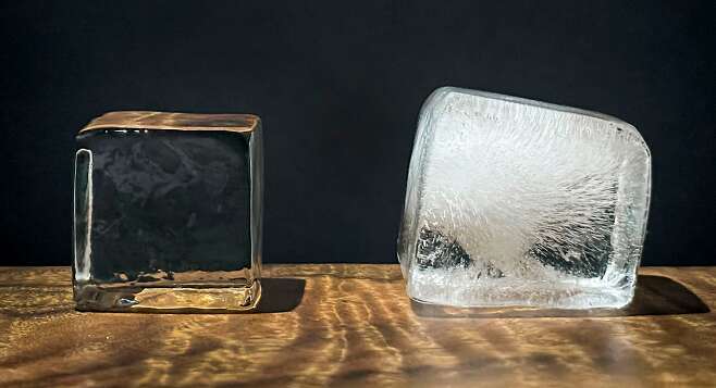 몰트 바에서 사용하는 얼음(왼쪽)과 집에서 직접 얼린 얼음 모습. /김지호 기자