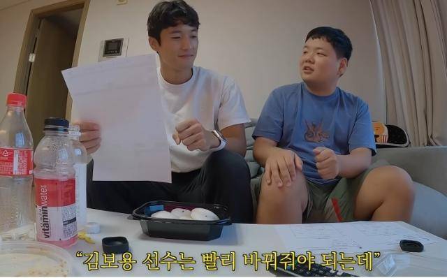 유튜브 채널 '우즈벡 용병'을 운영하는 축구선수 김보용과 여행유튜버 곽튜브(곽준빈)가 이야기를 나누고 있다. 동영상 캡처