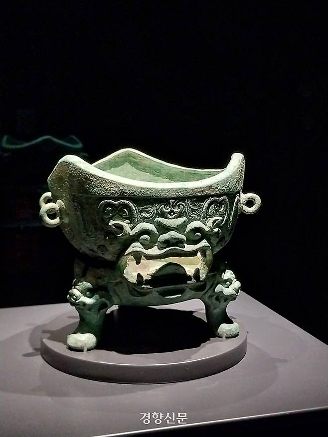 고려시대의 독특한 청동제 유물인 ‘짐승 얼굴무늬 풍로’(국보, 남궁련 기증)의 전시 모습. 도재기 선임기자