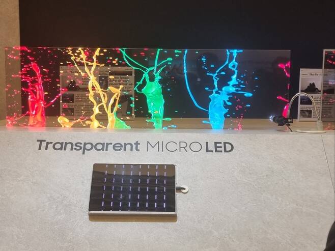 미국 라스베이거스에서 열리는 CES2024에서 삼성전자가 처음 공개한 투명 마이크로 LED. [사진 = 방영덕 기자]
