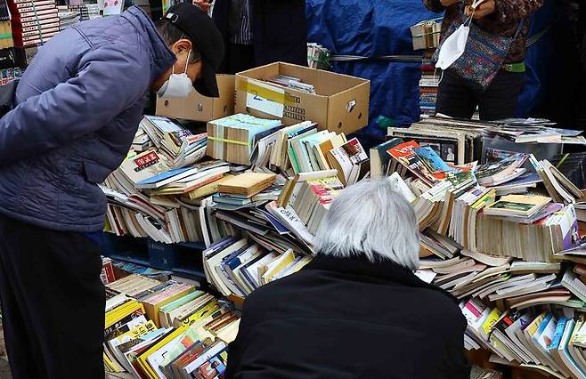 헌책방 앞에 쌓여 있는 책더미.