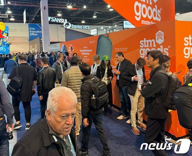 액세서리 업체 'stm goods' 부스 앞에 스케이트 보드를 받기 위한 관람객들이 줄을 서 있다. 2024.1.11 / 뉴스1 ⓒ News1 강태우 기자