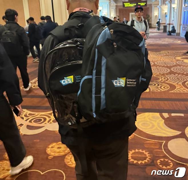CES 미디어 뉴스룸에서 받을 수 있는 백팩 2종. 2024.1.10 / 뉴스1 ⓒ News1 강태우 기자