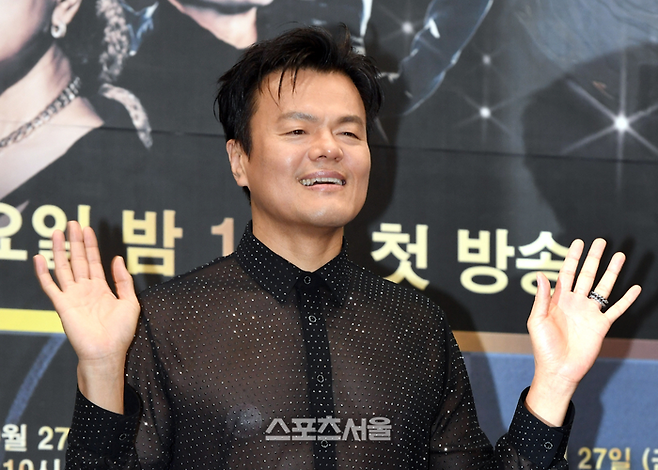 가수 겸 프로듀서 박진영이 26일 서울 영등포구 여의도동 KBS 아트홀에서 진행된 KBS 2TV 예능 프로그램 ‘골든걸스’ 제작발표회에서 취재진을 향해 포즈를 취하고 있다. 2023. 10. 26. 박진업기자 upandup@sportsseoul.com