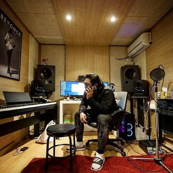 힘든 시절을 보내던 2019년 레슨실에 혼자 있는 장효진.