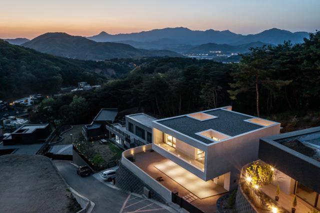 집은 주변 산세와 마을을 내려다보는 높은 자리에 위치해 전망이 뛰어나다. texture on texture 제공