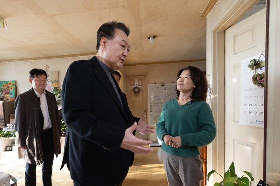 윤석열 대통령이 지난 10일 경기 고양시 일산동구 백송마을 5단지 아파트의 한 집을 방문해 주민과 대화하고 있다. 사진 대통령실