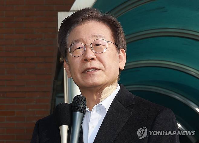 발언하는 이재명 대표 (서울=연합뉴스) 한종찬 기자 = 더불어민주당 이재명 대표가 10일 서울 종로구 서울대학교 병원에서 퇴원하며 발언하고 있다. 이 대표는 자택에서 당분간 치료를 이어갈 예정이다. 2024.1.10 saba@yna.co.kr