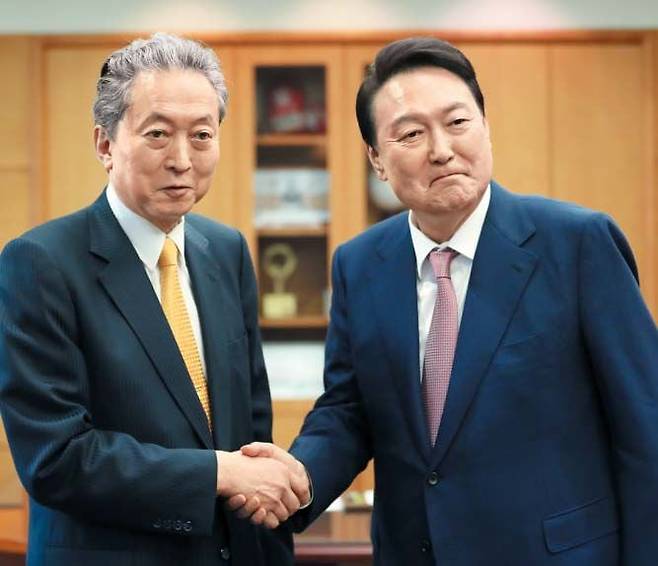 윤석열 대통령 당선인이 2022년 서울 종로구 대통령직인수위 집무실에서 하토야마 유키오 전 일본 총리를 만나 악수하고 있다. 일본 정계의 대표적 지한파(知韓派)로 꼽히는 하토야마 전 총리는 대통령 취임식에 참석하기 위해 한국을 찾았다. /남강호 기자