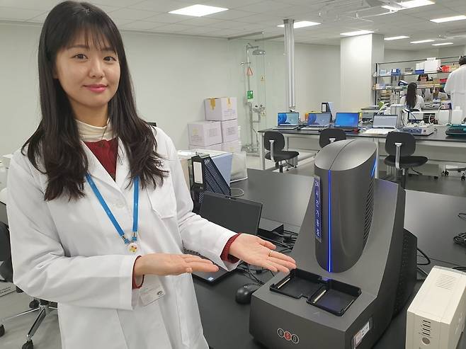 씨엔알리서치가 지분 26%를 보유한 지씨씨엘 실험실. 진은규 MKT 팀원이 MSD(분석 장비)를 소개하고 있다. 용인=윤현주 기자