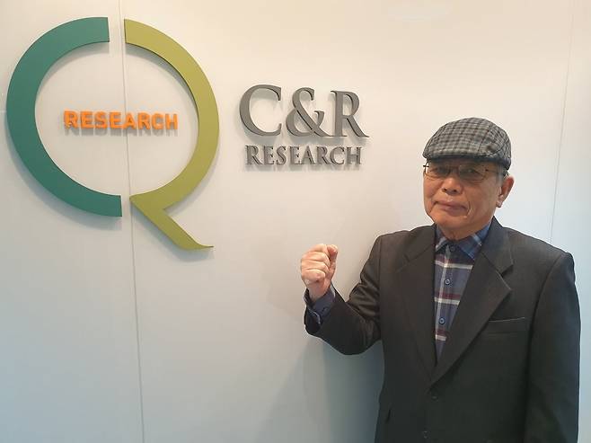 윤문태 씨엔알리서치 회장이 한국경제신문과 인터뷰 후 파이팅을 외치고 있다. 윤현주 기자