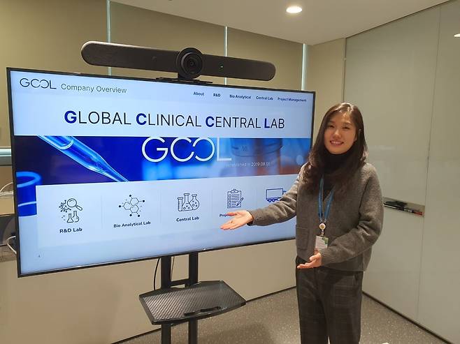 우혜연 지씨씨엘 MKT 팀장이 회사 홈페이지를 소개하고 있다. 용인=윤현주 기자