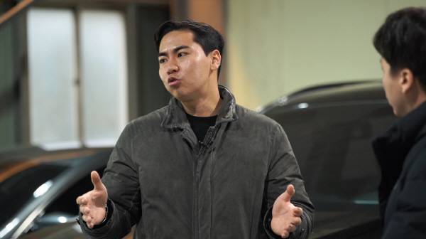 박진우(부싼카) 대표가 신차 구매와 중고차 구매의 장단점에 대해 설명하고 있다.오미래PD