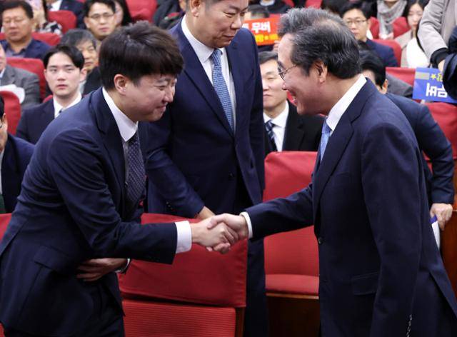 이준석(왼쪽) 전 국민의힘 대표와 이낙연 전 더불어민주당 대표가 9일 국회에서 열린 양향자 한국의희망 대표 출판기념회에서 인사하고 있다. 뉴시스