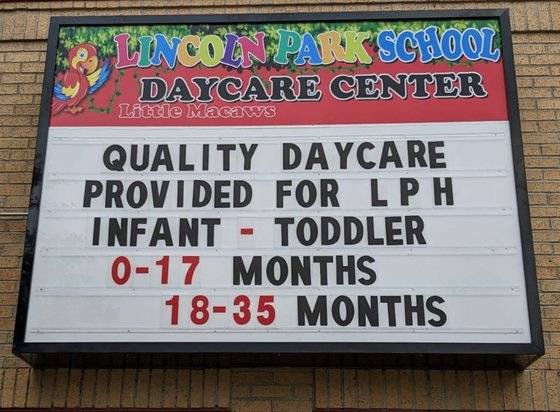 멕시코와 국경을 접한 미국 텍사스 브라운스빌에는 여고생들을 위해 탁아소가 교내에 있는 링컨 고등학교가 있다. 교내 탁아소 안내문. 페이스북, 트위터 캡처