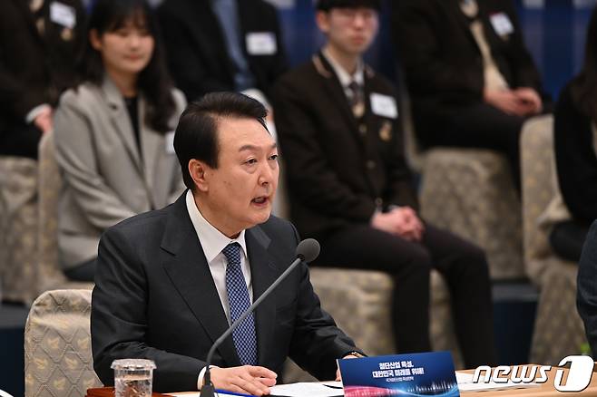 윤석열 대통령이 지난해 3월15일 청와대 영빈관에서 열린 제14차 비상경제민생회의를 주재하며 반도체 메가 클러스터 조성 방안을 언급하고 있다. (대통령실 제공) 2023.3.15/뉴스1 ⓒ News1 오대일 기자