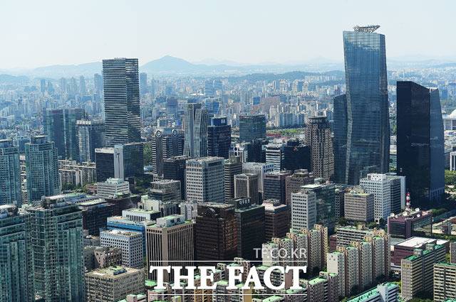 최근 생보사들이 제3보험 시장 공략에 나선 이유는 미래 주 고객인 젊은 세대들이 상해나 질병에 대비해 주는 건강보험에 관심을 보이고 있어서다. /더팩트 DB