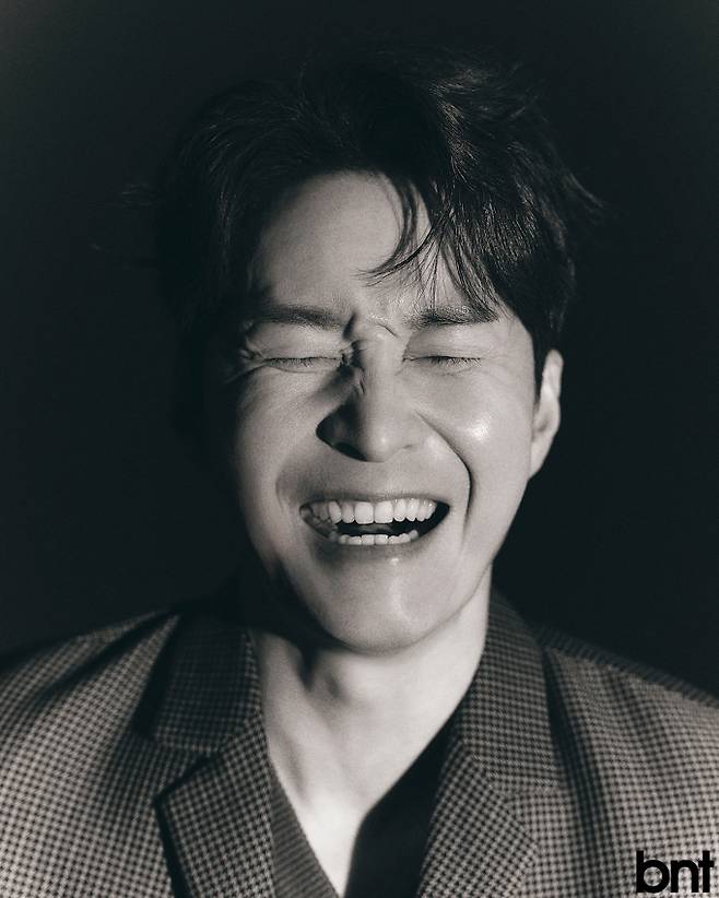 슈트와 니트 베스트는 어널로이드 제품.